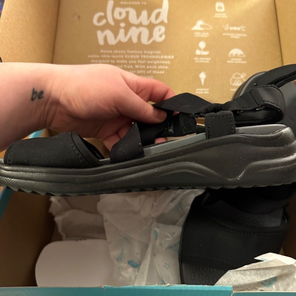 Bzee’s Sandals - Picture 3 of 4